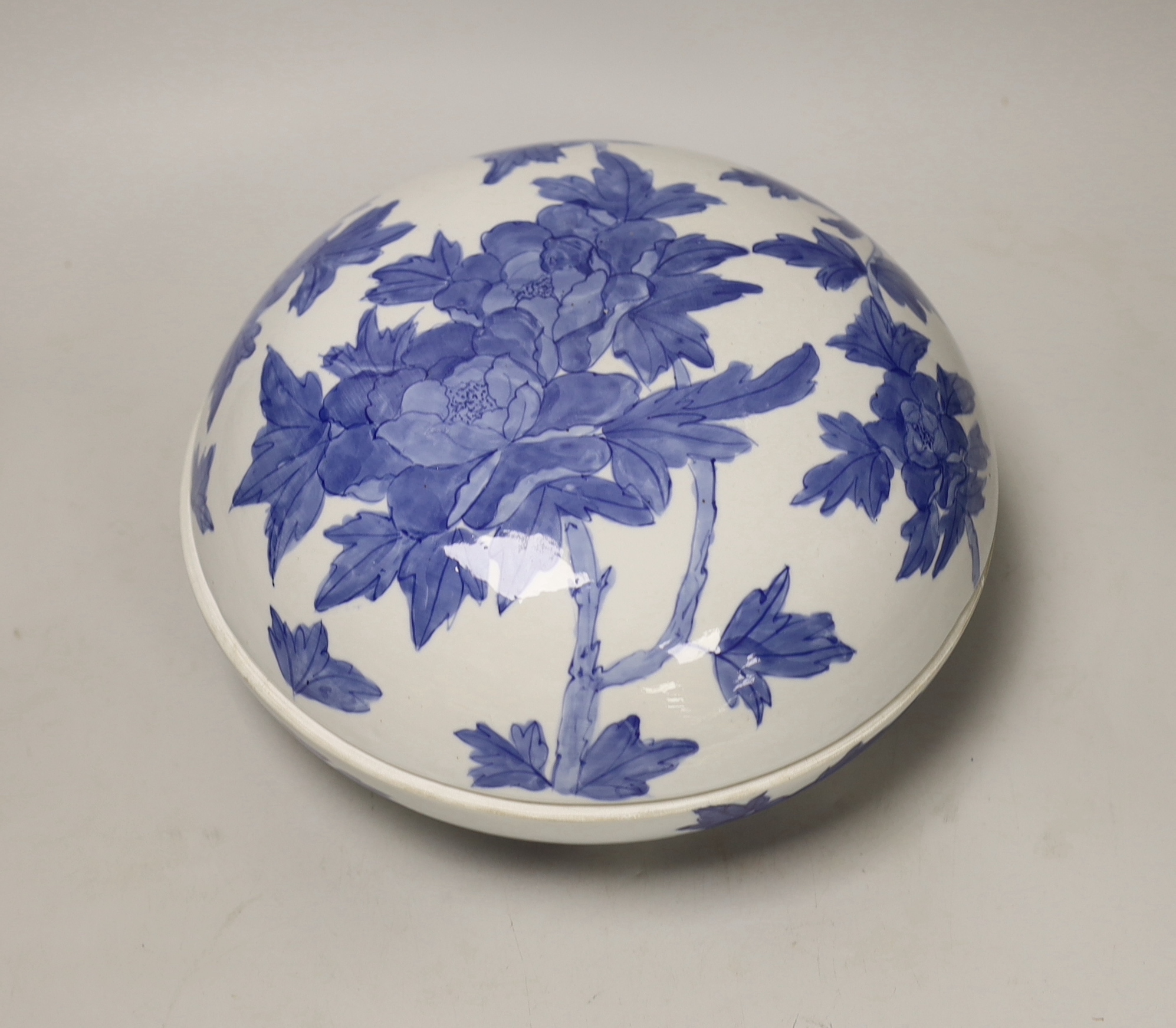 A Chinese blue and white circular box and cover, 27cm diameter